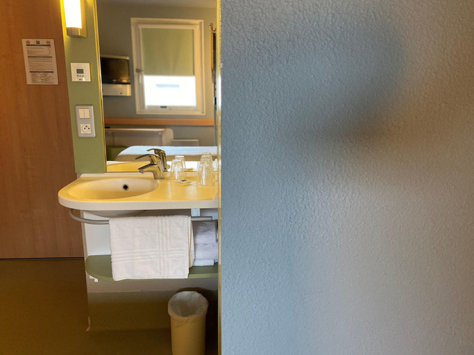 Bathroom 5, ibis budget Verdun, Meuse