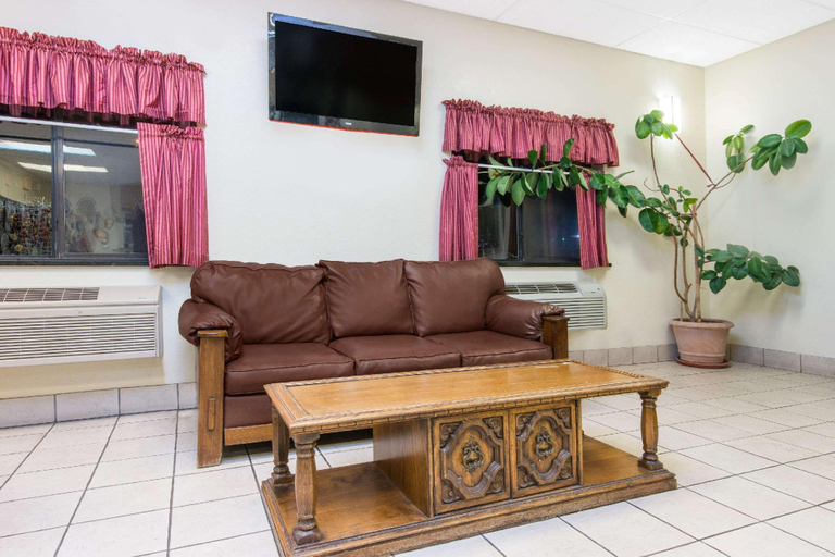 Public Area 2, Super 8 by Wyndham Santa Rosa, Guadalupe