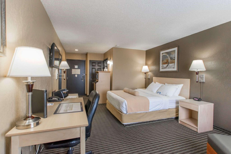Bedroom 3, Seven Oaks Hotel Regina, Division No. 6