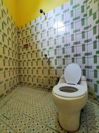 Bathroom 3, Hotel Hing Amimah near Bau Bau Port RedPartner, Bau-Bau