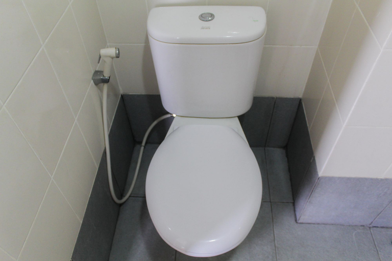 Bathroom 5, Comfortable Studio at Akasa Pure Living BSD Apartment By Travelio, Tangerang Selatan