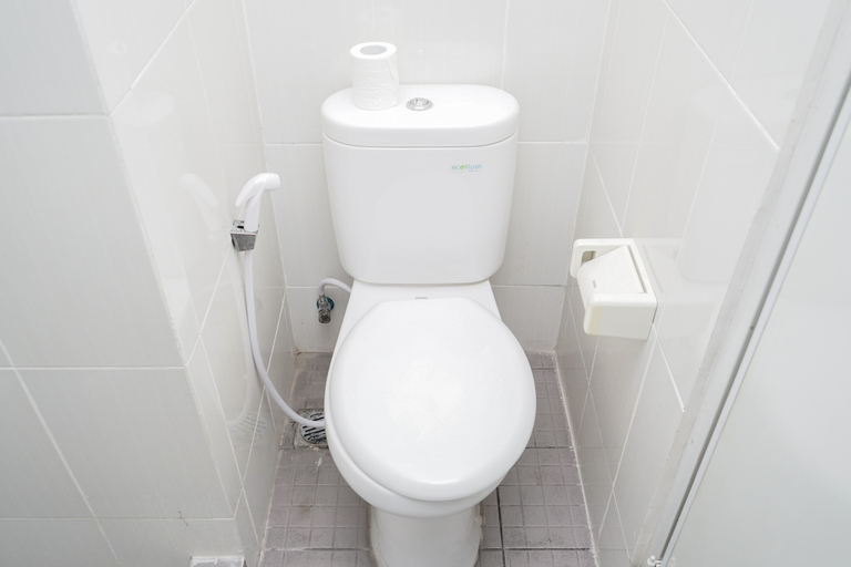 Bathroom 5, Cozy Room 2BR at 19 Avenue Apartment By Travelio, Tangerang