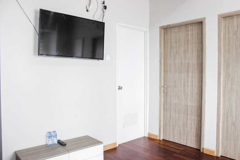 Bathroom 2, Modern & Gorgeous 2BR Apartment at Newton Residence By Travelio, Bandung