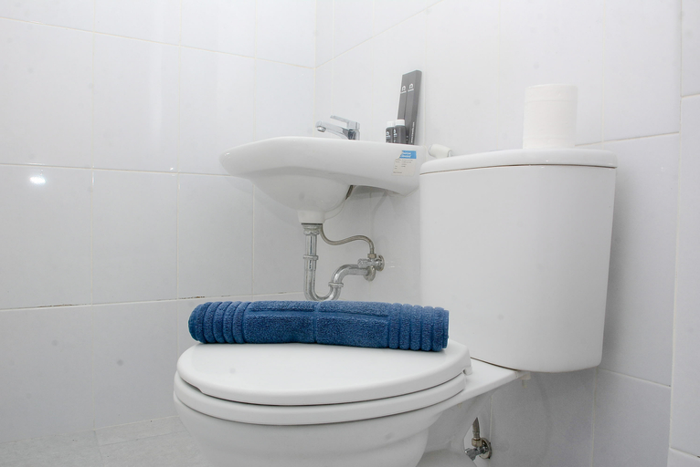 Bathroom 5, Comfy Studio at Patraland Urbano Apartment By Travelio, Bekasi