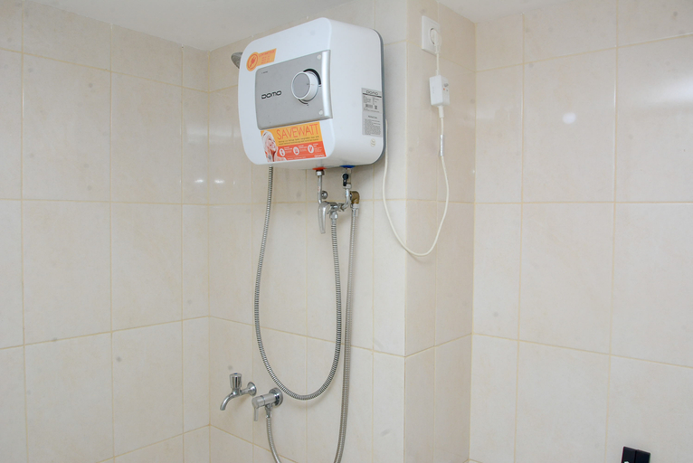 Bathroom 5, Simply Studio at Springlake Summarecon Apartment By Travelio, Bekasi