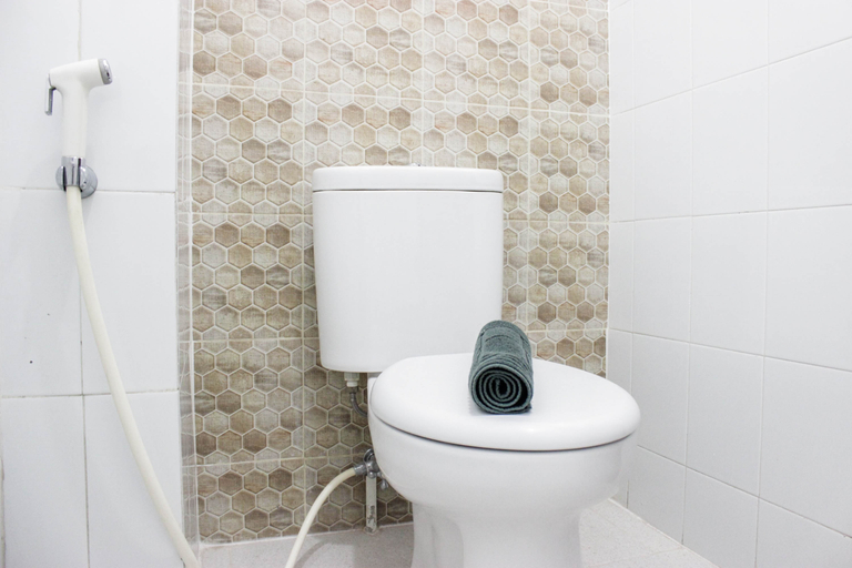 Bathroom 5, Spacious & Deluxe 2BR Gateway Ahmad Yani Cicadas Apartment By Travelio, Bandung