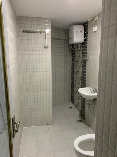 Bathroom, Apartemen Mansyur Residence by Lian, Medan