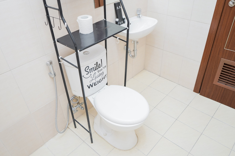 Bathroom 5, Comfort 2BR Apartment at Vittoria Residence By Travelio, Jakarta Barat