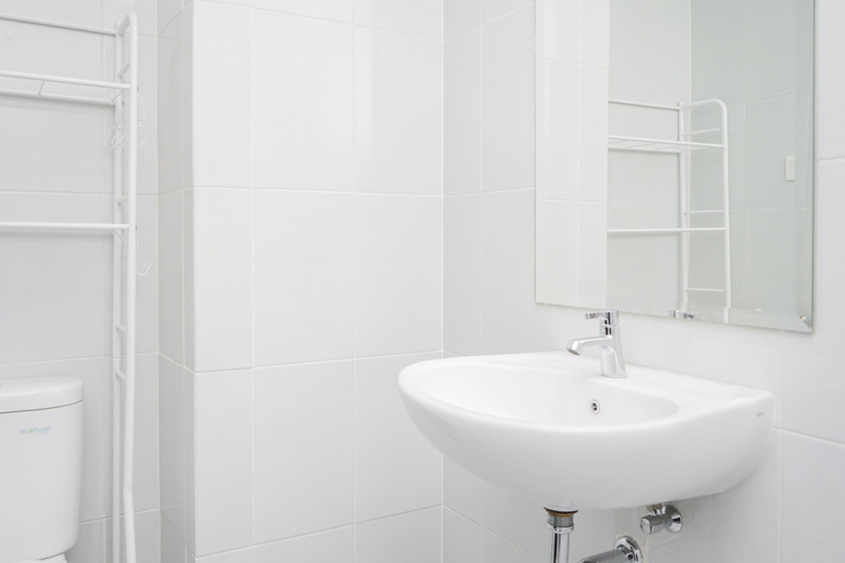 Bathroom 5, Homey and Cozy Studio Casa De Parco Apartement By Travelio, Tangerang
