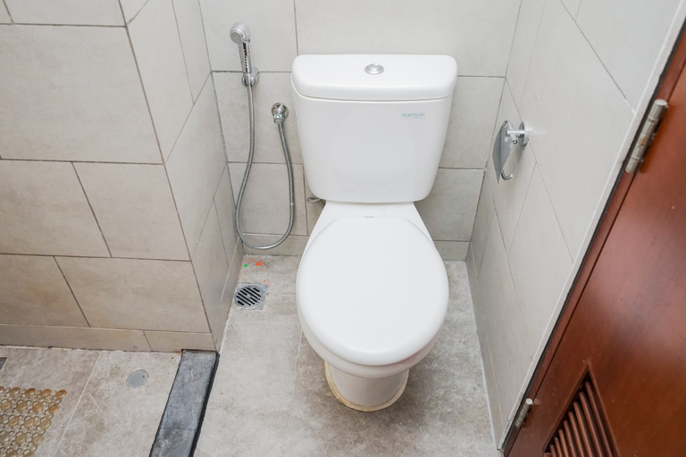 Bathroom 5, Nice and Spacious Studio Room Roseville Apartment By Travelio, Tangerang Selatan