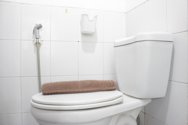 Bathroom 5, Homey 3BR Apartment at The Jarrdin Cihampelas By Travelio, Bandung