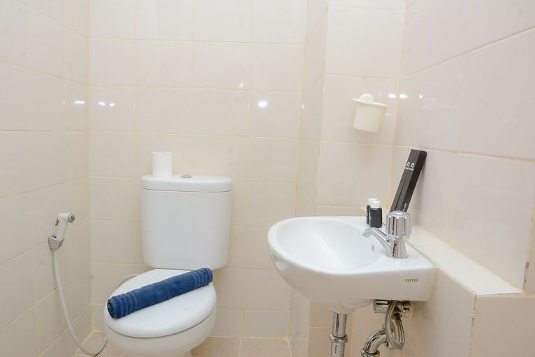 Bathroom 5, Alluring Studio at Lagoon Bekasi Town Square Apartment By Travelio, Bekasi