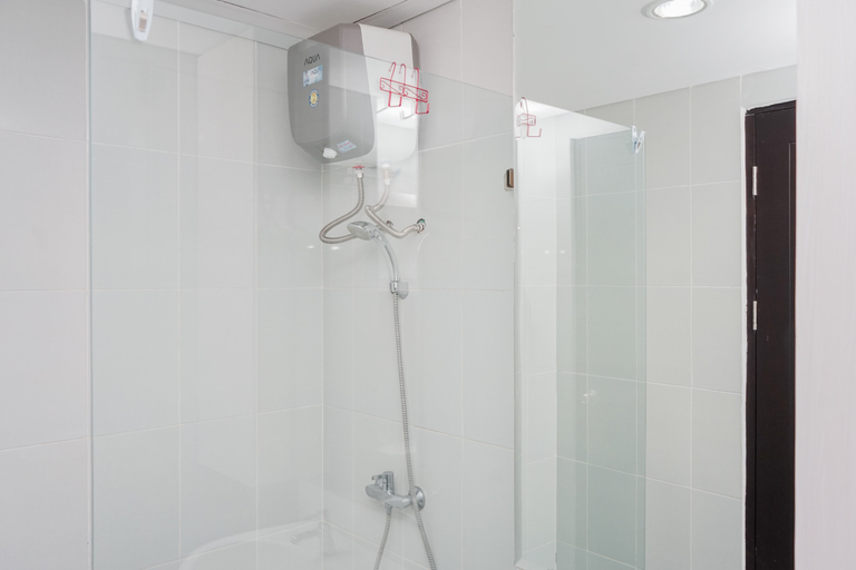 Bathroom 5, Comfortable 1BR at Casa de Parco Apartment By Travelio, Tangerang