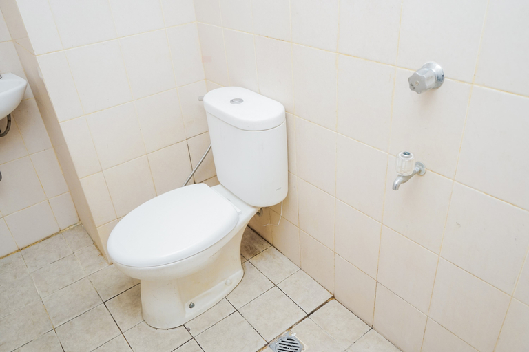 Bathroom 5, Spacious and Nice 2BR Serpong Greenview Apartment By Travelio, Tangerang Selatan