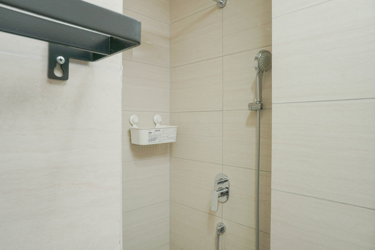 Bathroom 5, Fully Furnished and Comfortable Studio at Ciputra International Apartment By Travelio, West Jakarta