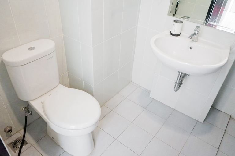 Bathroom 5, Comfort and Modern 1BR Casa De Parco Apartment By Travelio, Tangerang