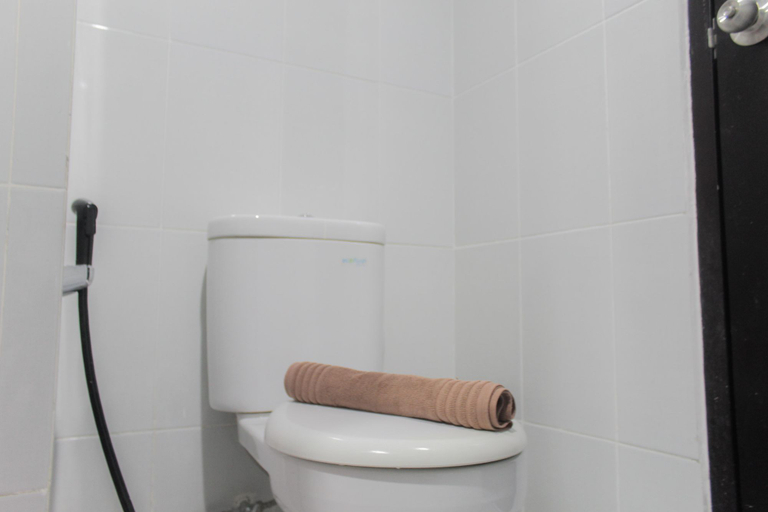 Bathroom 5, Strategic and Comfy Studio Casa De Parco Apartment By Travelio, Tangerang