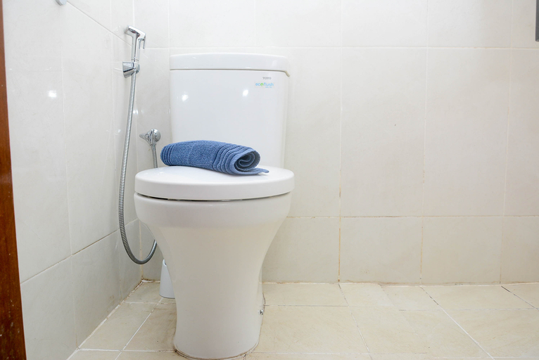 Bathroom 5, Gorgeous and Strategic Studio Apartment at Capitol Park Residence By Travelio, Jakarta Pusat