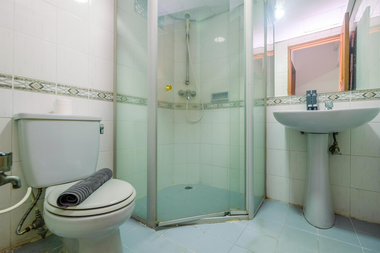 Bathroom 5, Spacious and Strategic 3BR Kondominium Juanda Apartment By Travelio, Central Jakarta