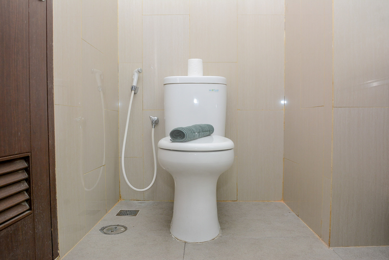 Bathroom 5, Fully Furnished with Comfortable Design Studio Apartment H Residence By Travelio, East Jakarta
