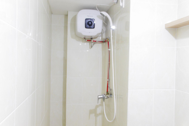 Bathroom 5, Modern and Clean 2BR Apartment at M-Town Residence By Travelio, Tangerang