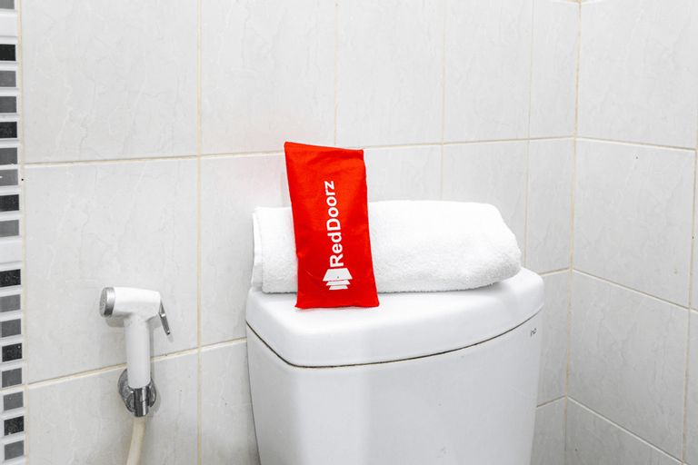 Bathroom 5, RedDoorz Syariah near Assalaam - UMS, Sukoharjo