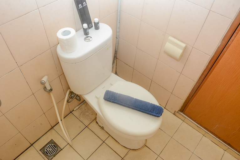 Bathroom 5, Comfort with City View Studio Tifolia Apartment By Travelio, East Jakarta