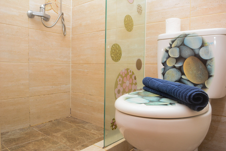 Bathroom 5, New and Spacious 2BR at Maple Park Apartment By Travelio, Jakarta Utara