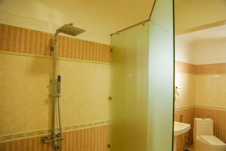 Bathroom 5, Royal Classic Resort, K.F.G. & G. Korale