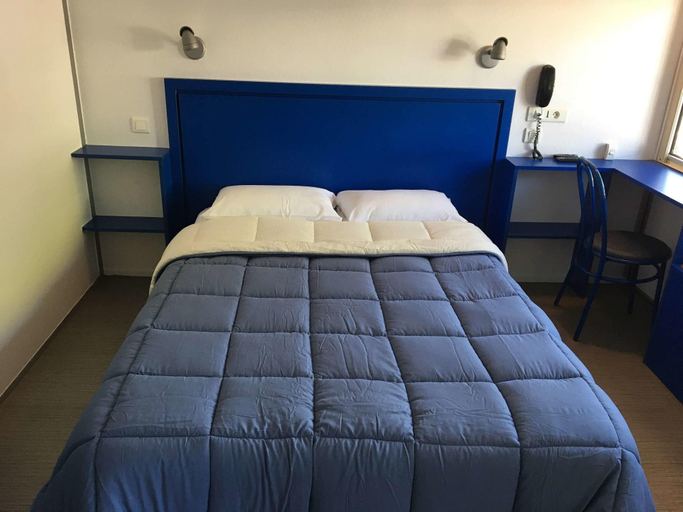Bedroom 3, Hôtel Les Rives Bleues, Hérault