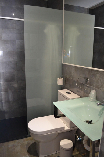 Bathroom 5, Hostal Meyra, Madrid