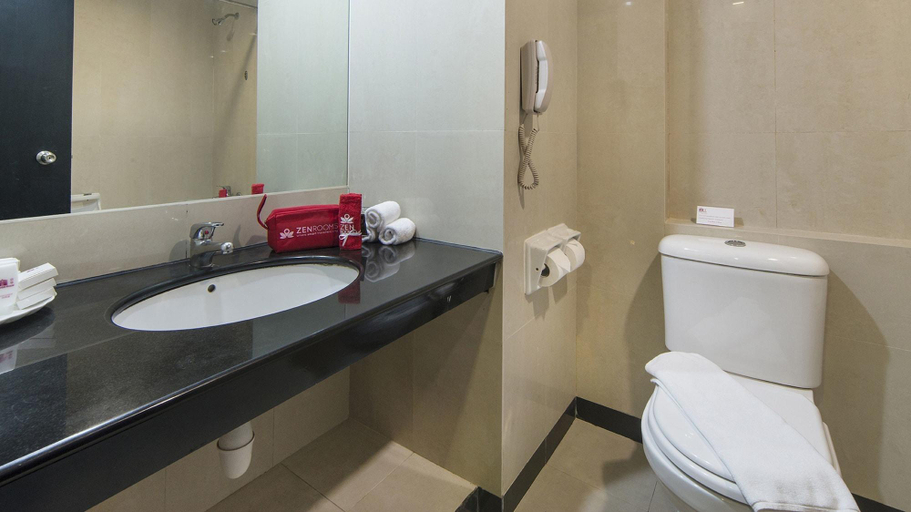 Bathroom 5, ZEN Rooms Novena, Singapura