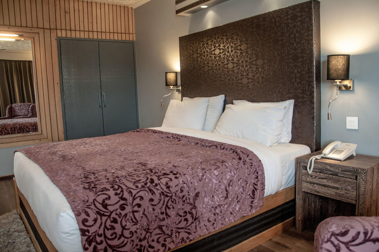 Bedroom 4, Hotel Ahdoos, Srinagar