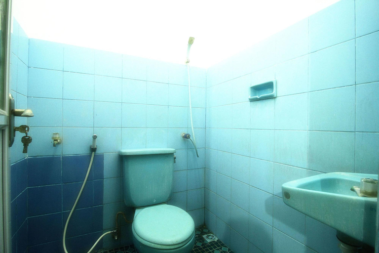 Bathroom, Dua Dara Inn Kuta, Badung