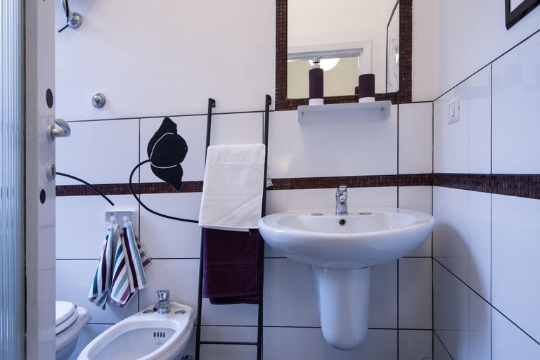 Bathroom 4, Bed & Breakfast Le due civette, Rome