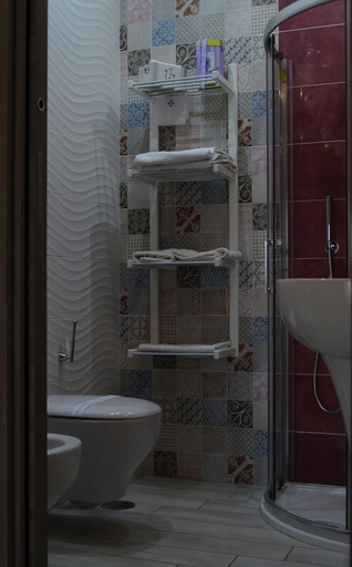 Bathroom 5, B&B Domus Pompeii, Napoli