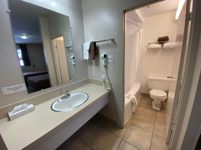 Bathroom 3, Dauphin Inn Express, Division No. 17