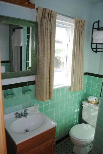 Bathroom 5, Daunt's Albatross Motel, Suffolk
