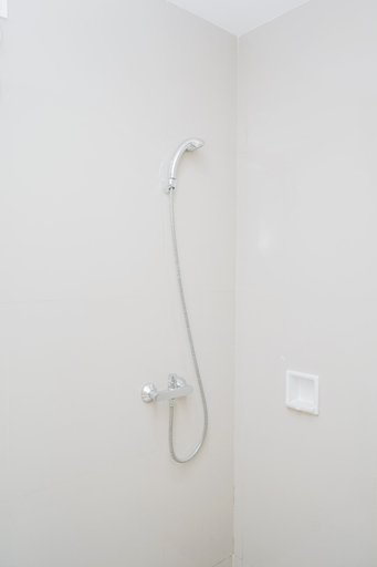 Bathroom 5, Comfy and Minimalist Studio Apartment at Tree Park BSD By Travelio, Tangerang Selatan