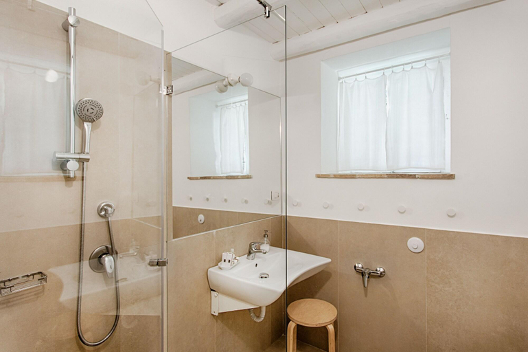 Bathroom 4, Baglio Occhipinti, Ragusa