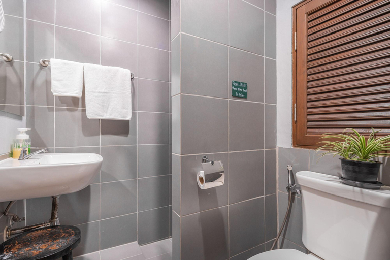 Bathroom 4, Better Moon Guesthouse, Wattana