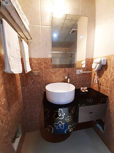 Bathroom 5, Swan Hotel, Lima