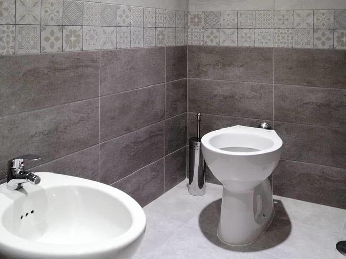Bathroom 4, La Strettola, Napoli