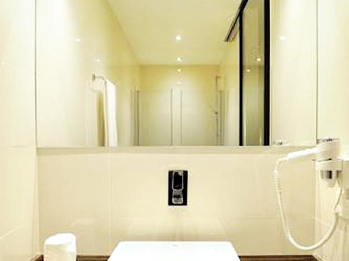 Bathroom 5, Air Rooms Madrid by HelloSky, Madrid
