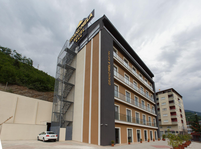 Exterior & Views