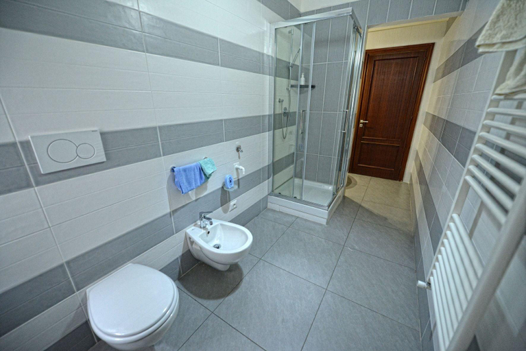 Bathroom 5, Aback, Bari