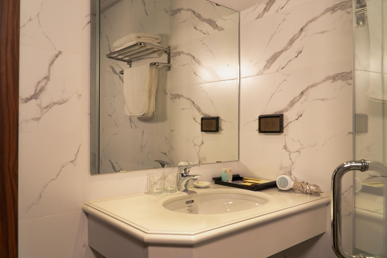 Bathroom 4, AHA Khach San Hoang Lam, Cầu Giấy