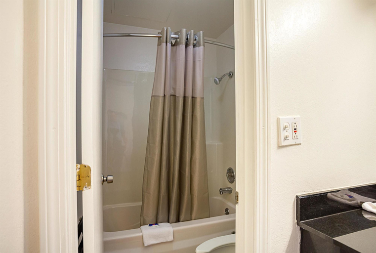 Bathroom 4, Americas Best Value Inn Bangor, Penobscot