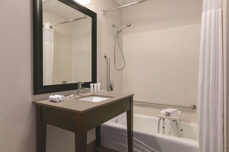 Bathroom 4, Country Inn & Suites by Radisson, Port Clinton, OH, Ottawa