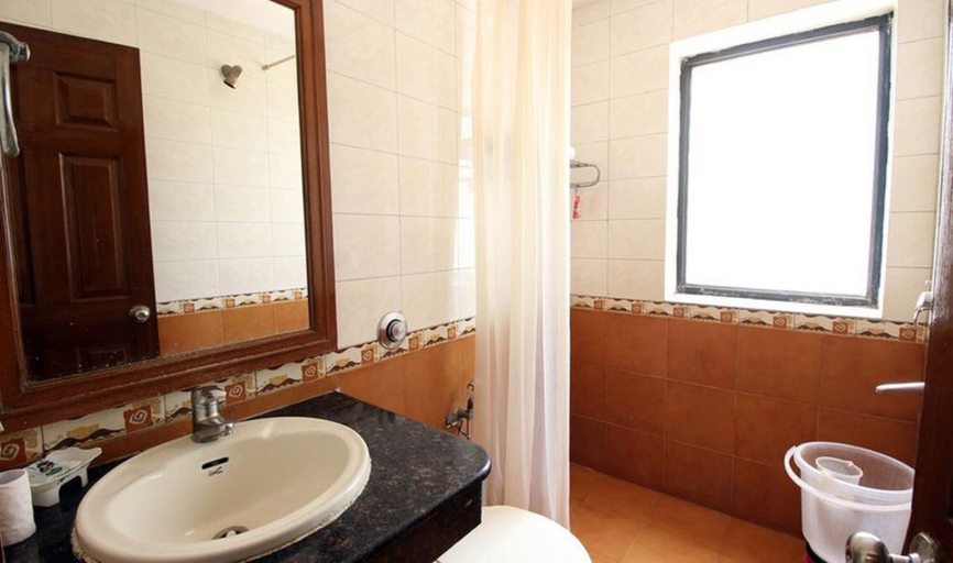 Bathroom, Hotel Smart Villa IV by Royal Collection, Gurgaon
